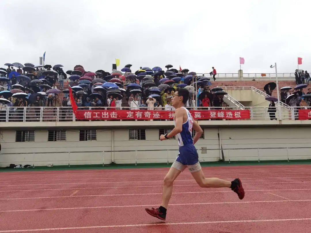 包含竞技场上乘风破浪的篮球运动员挑战极限！的词条