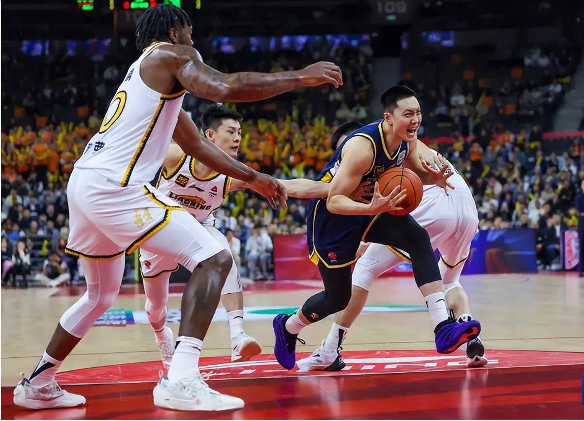 山东队遭遇辽宁队强势反击，胜负悬念引人注目