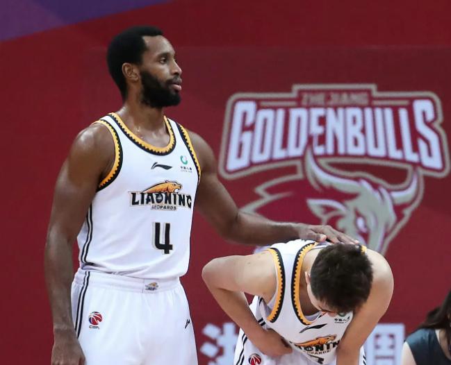 经验球员关键得分，助球队逆转局势的简单介绍