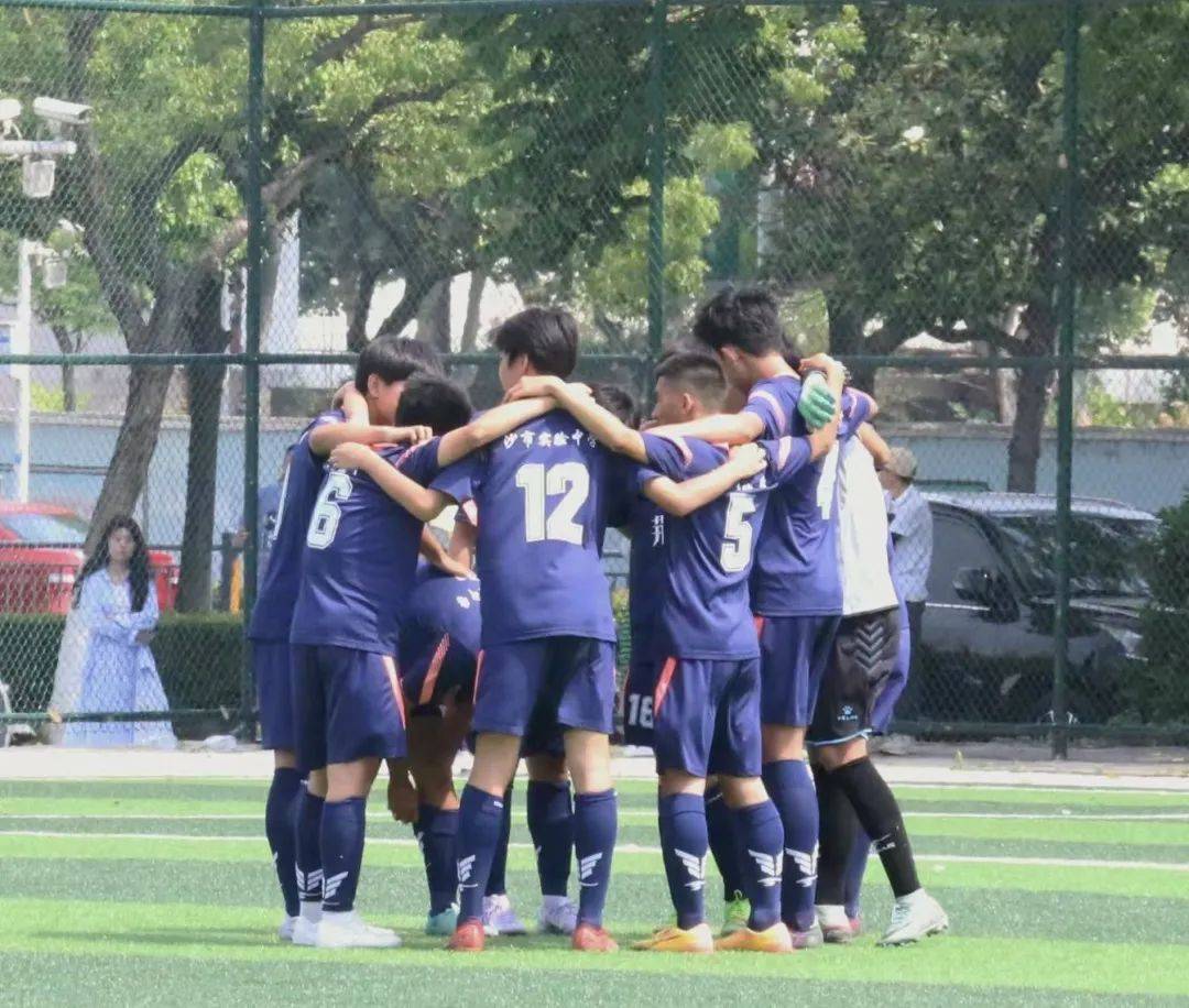 队友默契配合，助球队战胜实力强劲对手