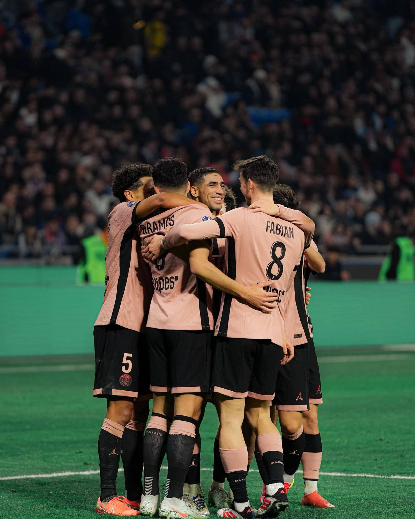 关于利物浦客场大胜，战术高效，球员士气正高的信息