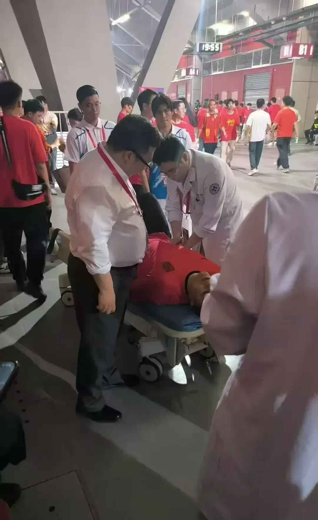 运动员意外受伤，紧急送医救治