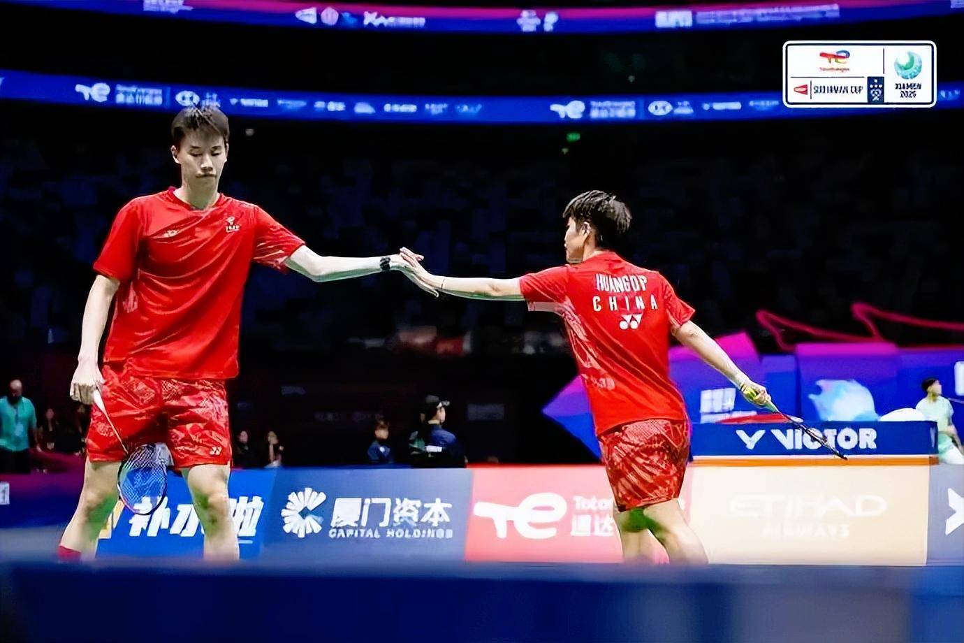 球队在比赛中奋勇拼搏争夺胜利