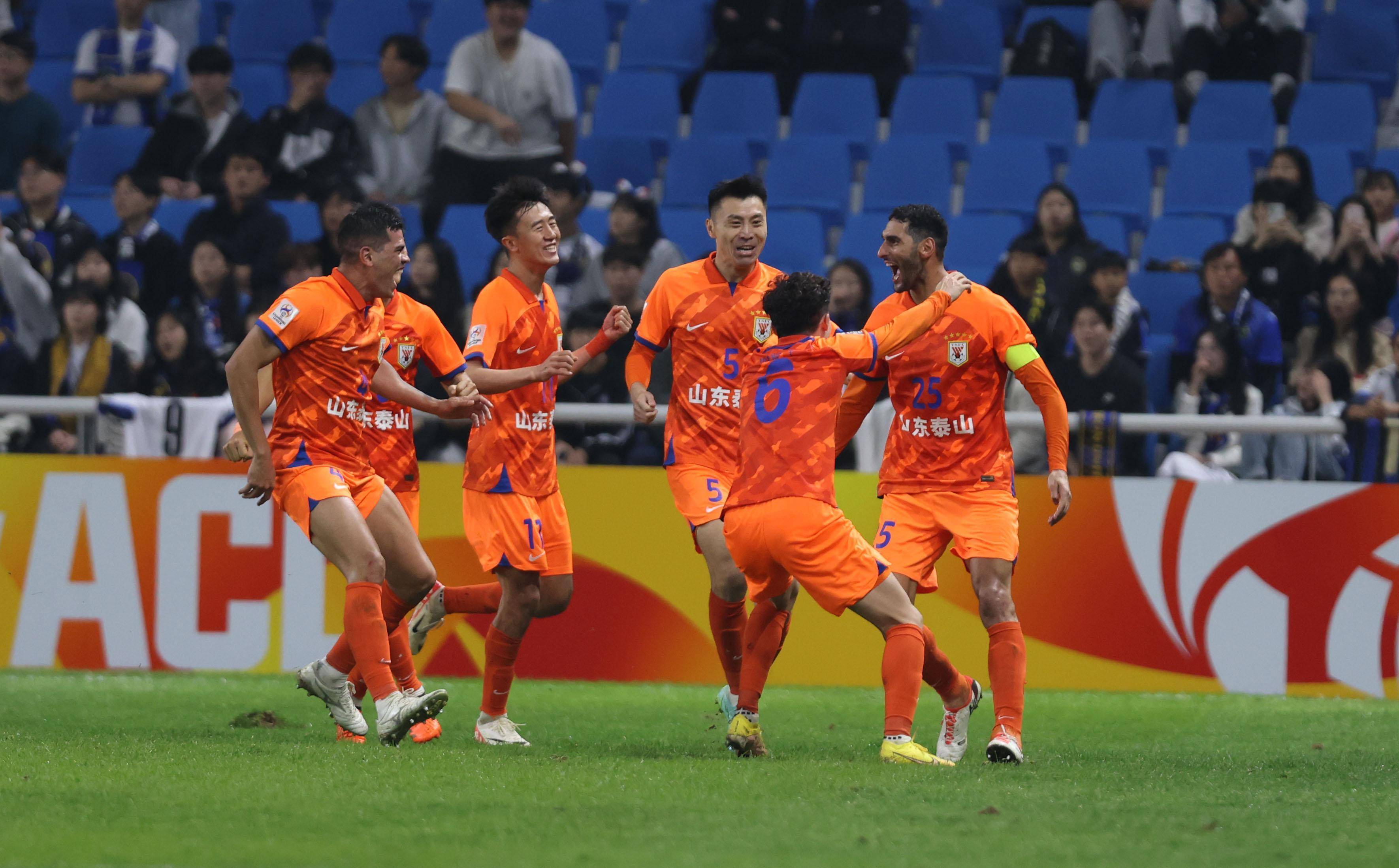 包含足球比赛结果意外惊喜，球迷感慨万千的词条