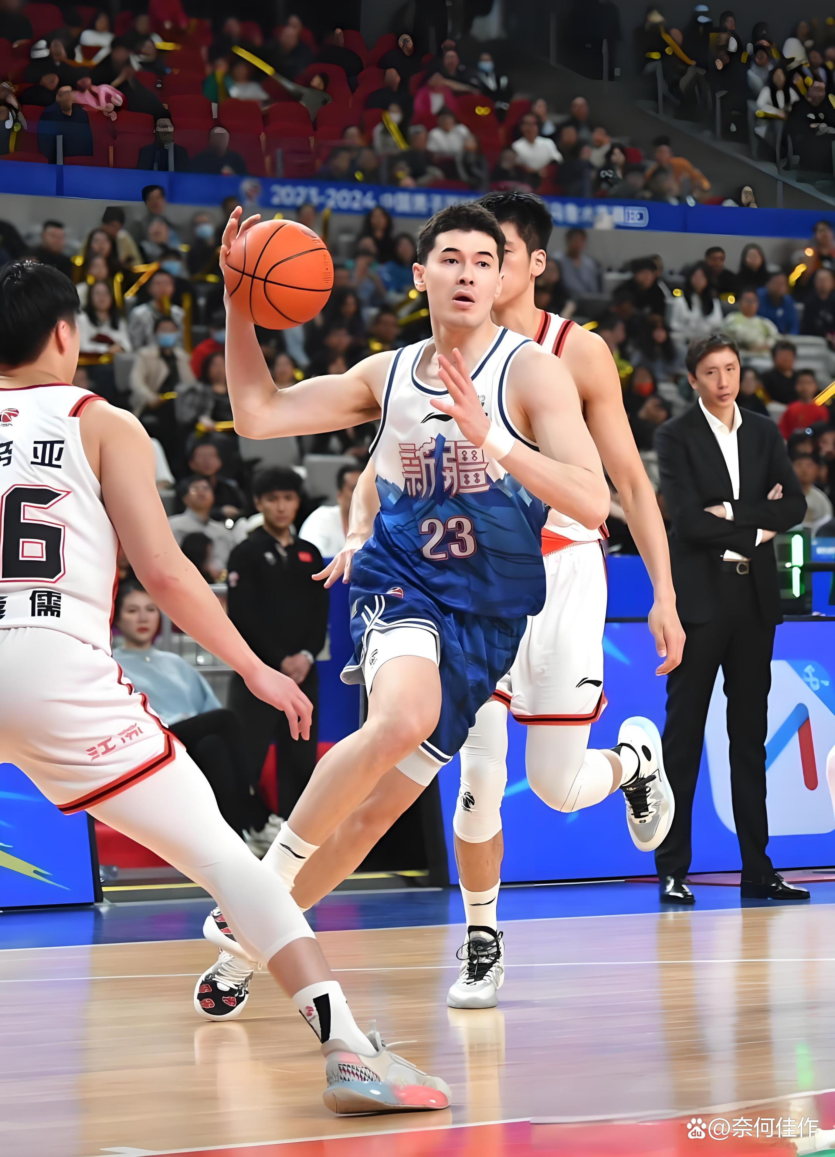 新疆队轻松击败青岛队，夺得胜利