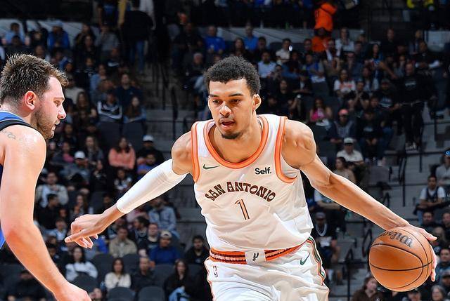 关于马刺主场挫败独行侠，取得西部半决赛先机的信息