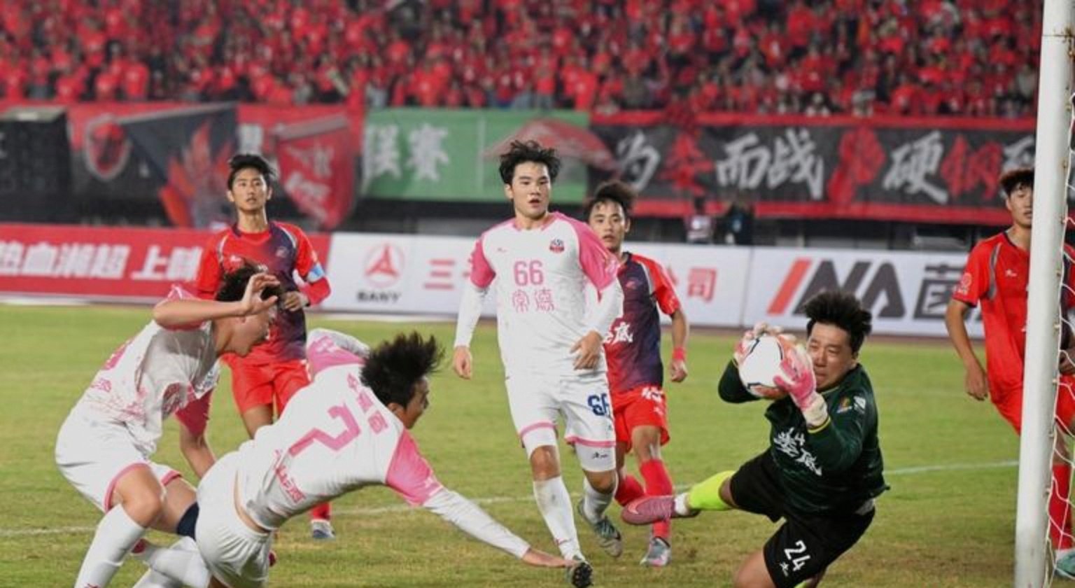 关键比赛中某队打破僵局获胜