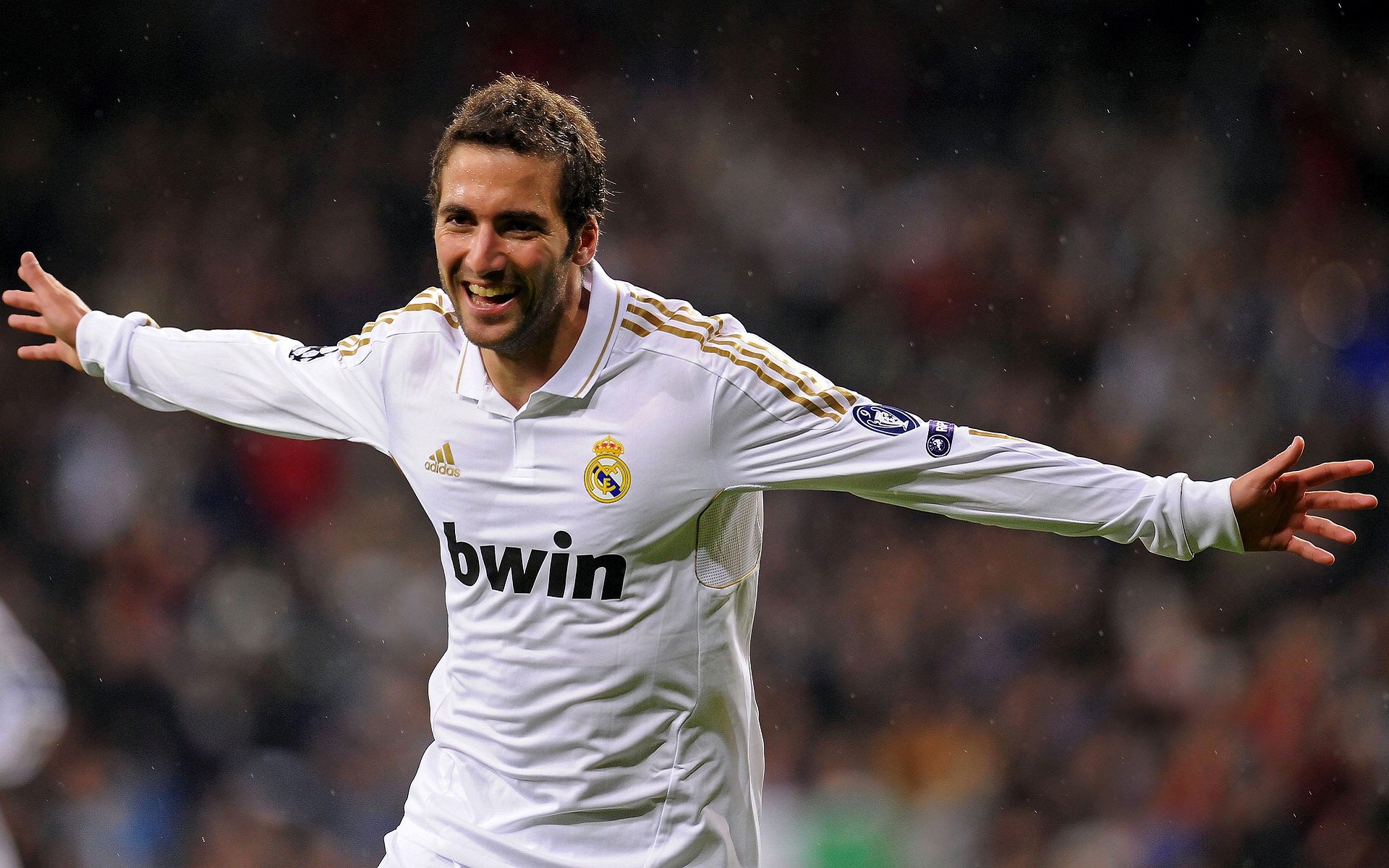 绿茵烽火与篮坛征途，国家德比的艺术与广厦的铁血