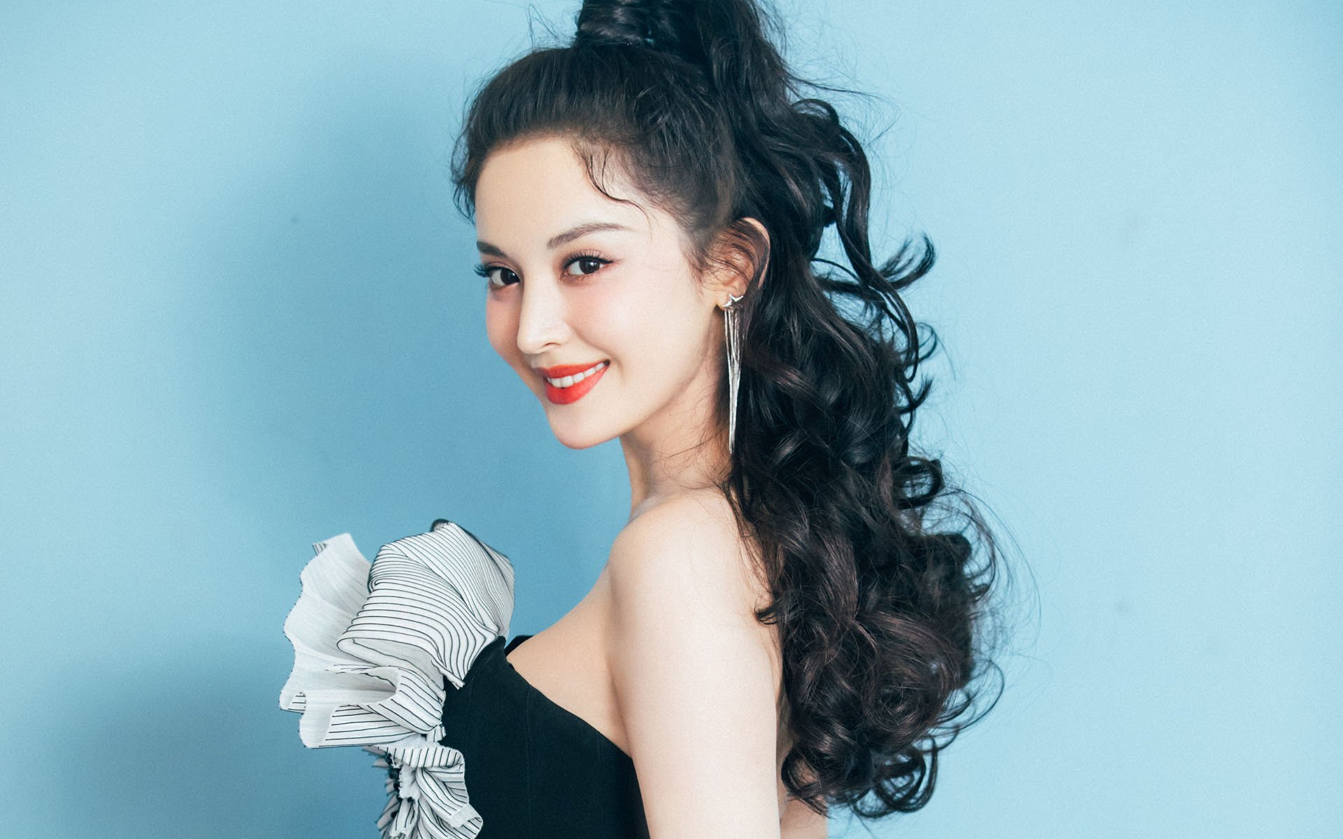 命运交叉口,当英超战火烧至终章,东契奇在达拉斯的硬木地板上投出制胜一击